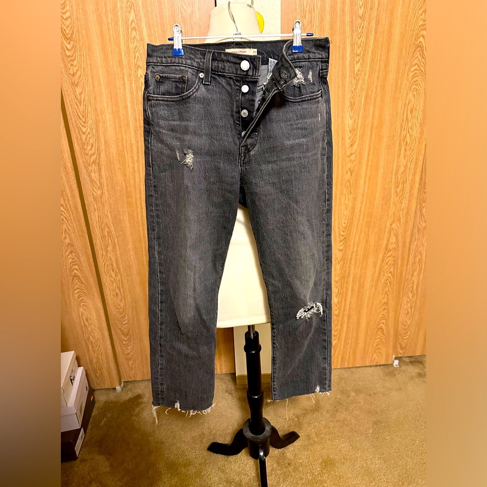 Levi Jeans women’s size 26 wedgie straight black with a fade to grey